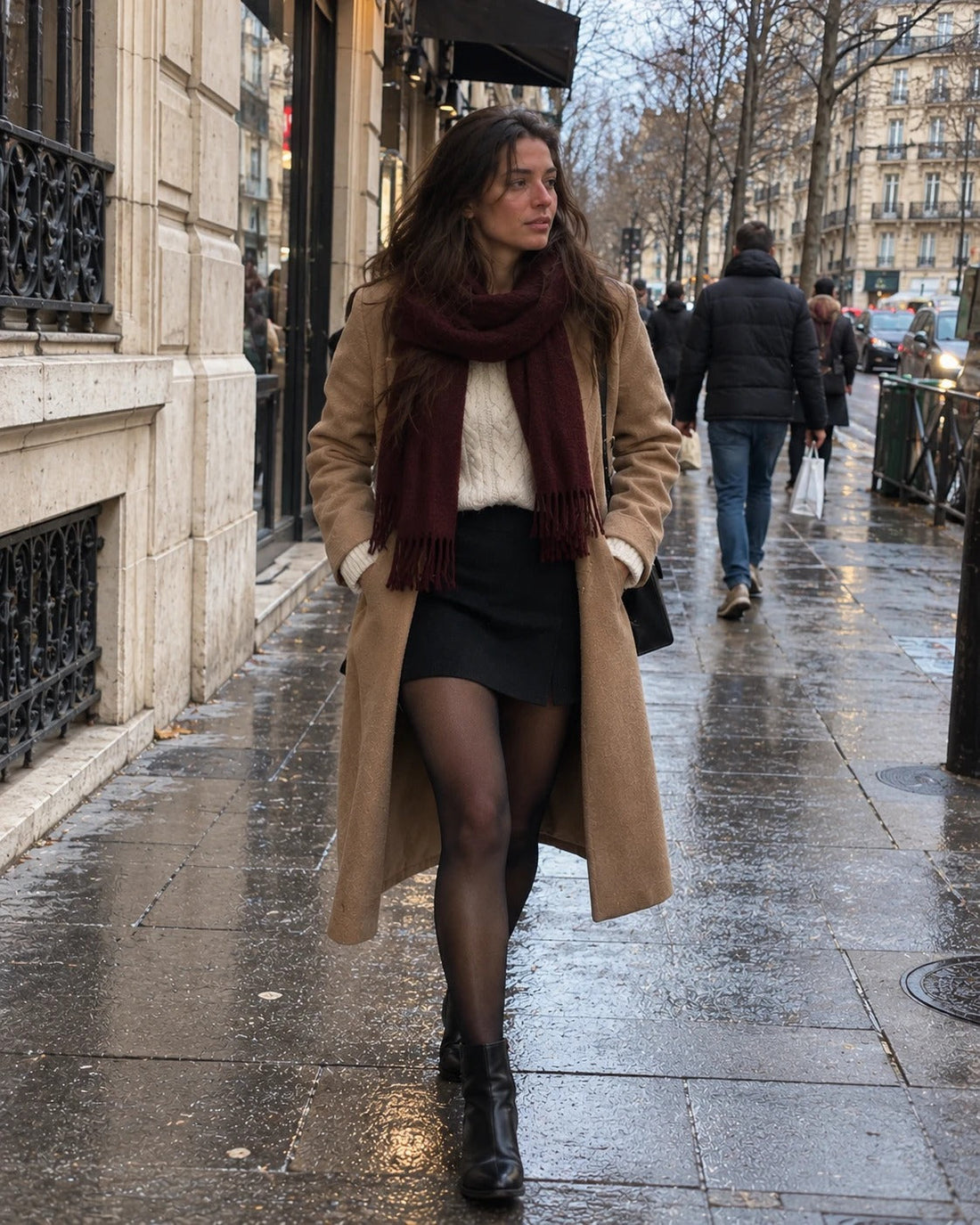 Femme en manteau camel et collant polaire effet peau Cocon dans une rue de Paris en hiver